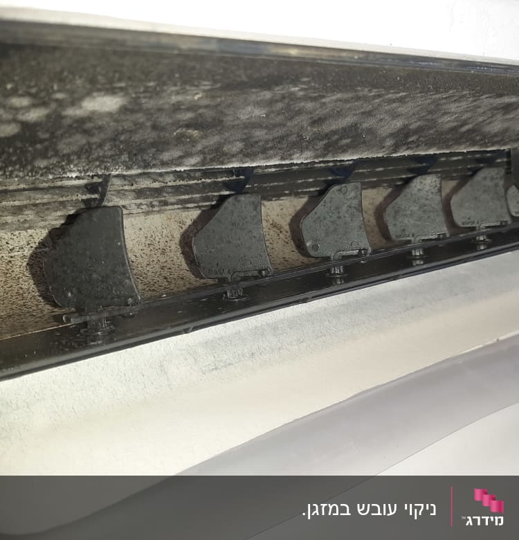 תקריב של תריסי מזגן מלוכלכים עם עובש ואבק